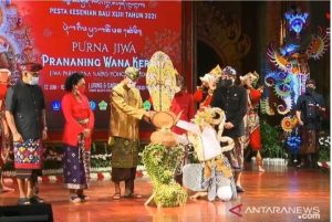 presiden-jokowi-buka-pesta-kesenian-bali-ke-43-220802p-rev1.jpg