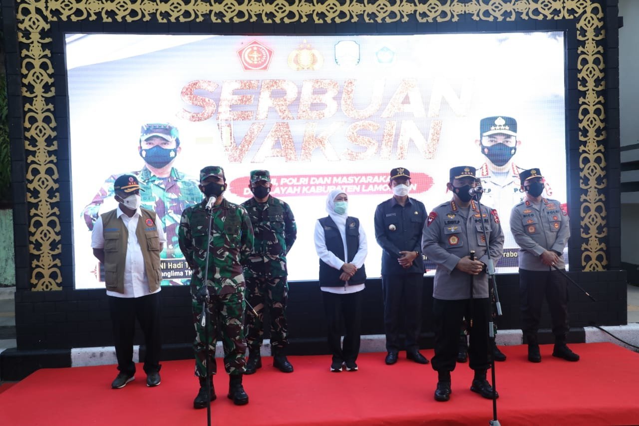 panglima-tni-tinjau-serbuan-vaksinasi-di-lamongan-220802w-rev1.jpg
