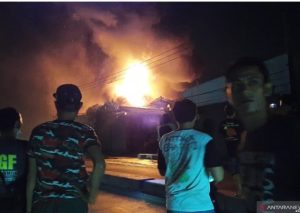 toko-bahan-bangunan-di-tangerang-terbakar-220802x-rev1.jpg