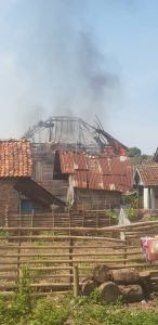 empat-rumah-hangus-terbakar-di-dua-lokasi-berbeda-220802i-rev1.jpg