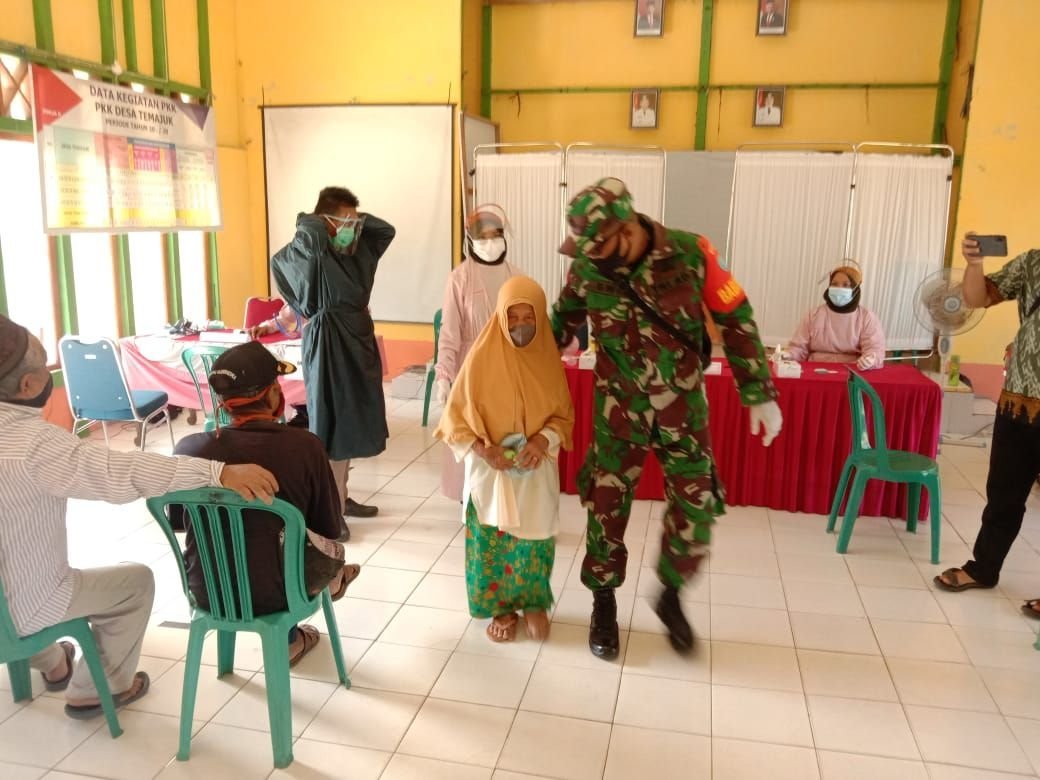 babinsa-temajuk-dampingi-vaksinasi-pada-lansia-2208028-rev1.jpg