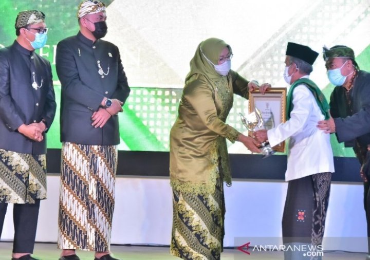 bupati-bogor-beri-penghargaan-43-pemenang-tegar-beriman-award-220802c-rev1.jpg