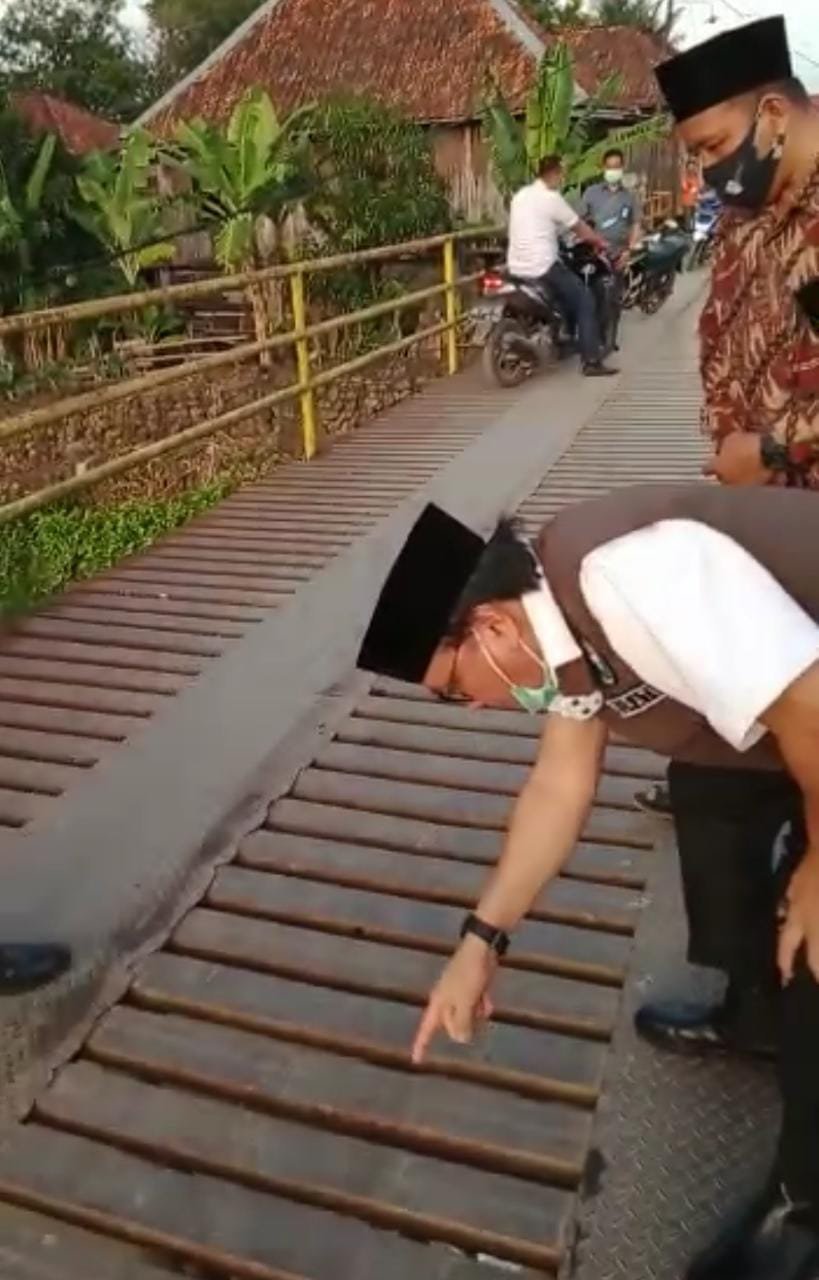 desak-perbaiki-jembatan-desa-pagar-jati-yang-sudah-memprihatinkan-220802k-rev1.jpg