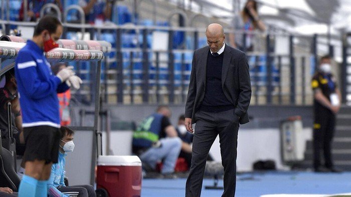 resmi-zinedine-zidane-mundur-dari-real-madrid-220802u-rev1.jpg