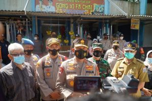 gerak-cepat-kapolda-sumsel-bersama-kapolsek-ilir-timur-1-bagi-masker-dan-penyemprotan-disenfektan-2208028-rev1.jpg