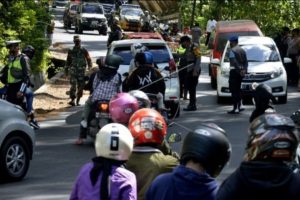 tim-terpadu-konsisten-bubarkan-kerumunan-di-makassar-220802y-rev1.jpg