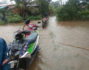 banjir-di-jalan-nasional-kalis-putussibau-merenggut-korban-jiwa-220802w-rev1.jpg