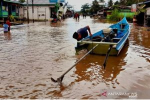 banjir-kiriman-dari-pedalaman-kaltara-tiba-di-tanjung-selor-220802u-rev1.jpg
