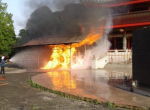 bangunan-tempat-penyalaan-lilin-kelenteng-sam-po-kong-terbakar-220802v-rev1.jpg