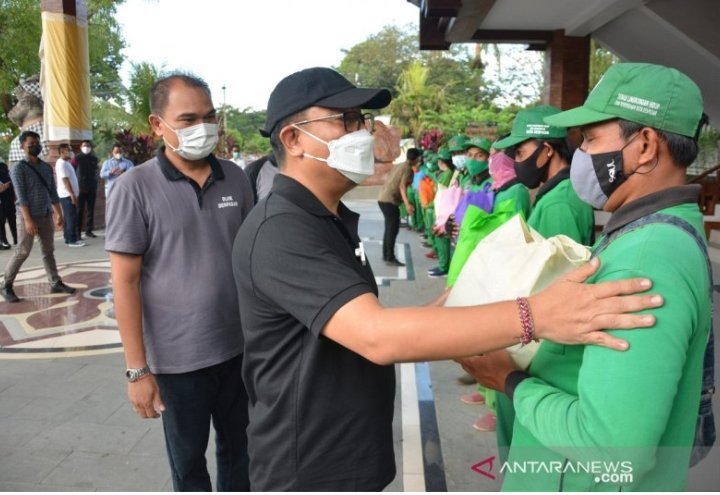 pemkot-denpasar-bagikan-1384-sembako-ke-petugas-kebersihan-kota-2208020-rev1.jpg