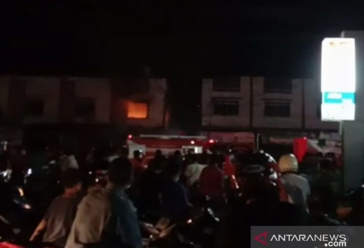 kebakaran-ruko-usaha-laundry-di-tanjungpinang-berhasil-dipadamkan-2208026-rev1.jpg