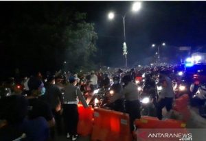 polisi-kerahkan-ratusan-personel-tambahan-di-titik-sekat-bekasi-220802t-rev1.jpg