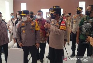 kapolda-metro-jaya-tinjau-vaksinasi-ratusan-orang-di-jakarta-barat-2208026-rev1.jpg