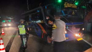 hari-kedua-penyekatan-masih-ada-po-bus-yang-nekat-beroprasi-tujuan-pagaralam-palembang-1-unit-ditahan-220802n-rev1.jpg