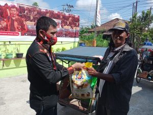 walaupun-dimasa-sulit-dpd-kai-dan-mpw-pemuda-pancasila-tetap-berbagi-dengan-masyarakat-2208026-rev1.jpg