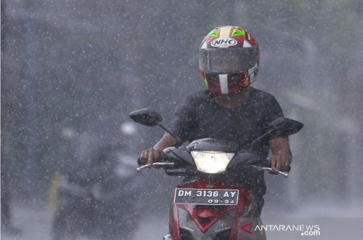 hujan-lebat-diprakirakan-terjadi-di-beberapa-daerah-di-indonesia-220802j-rev1.jpg