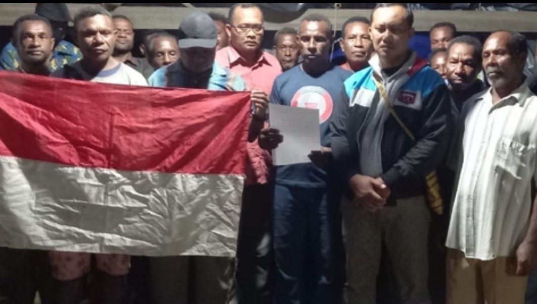 pentolan-teroris-opm-papua-alex-hamberi-dkk-menyerahkan-diri-220802m-rev1.jpg