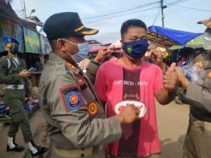 satpol-pp-pantau-aktivitas-masyarakat-di-pasar-pangkalan-balai-sekaligus-bagikan-masker-2208022-rev1.jpg