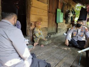 terus-berbagi-kali-ini-kapolres-muba-sambangi-dua-rumah-warga-dan-beri-bantuan-2208021-rev1.jpg