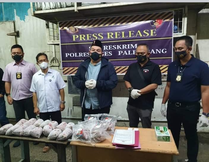 satreskrim-unit-pidsus-polrestabes-palembang-grebek-gudang-ikan-berformalin-220802a-rev1.jpg