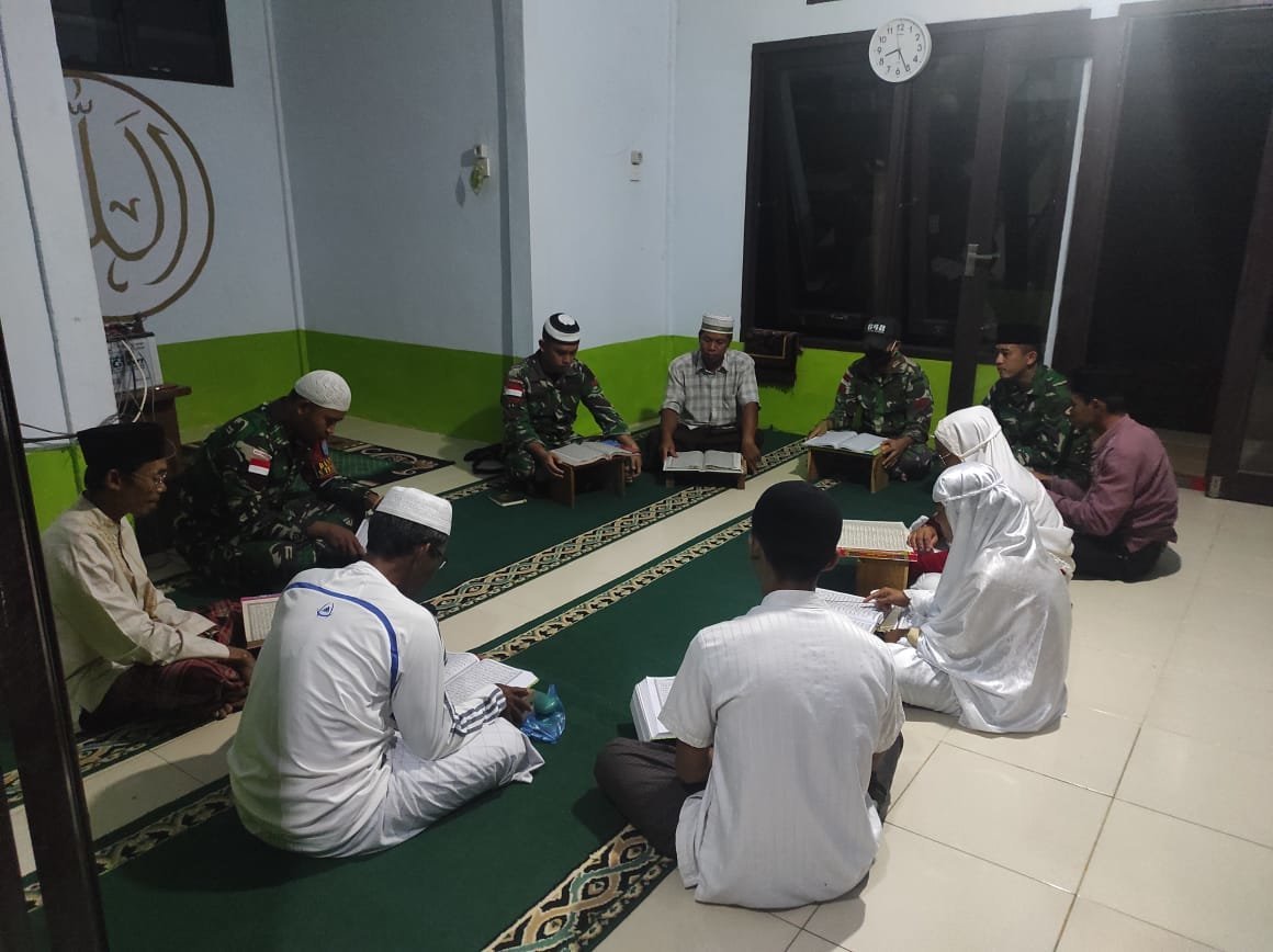 ramadhan-di-perbatasan-satgas-yonif-642kapuaslaksanakan-ibadah-bersama-warga-220802n-rev1.jpg