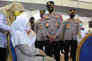 kapolda-sumsel-pantau-langsung-vaksinasi-terhadap-157-orang-lansia-di-muba-220802k-rev1.jpg