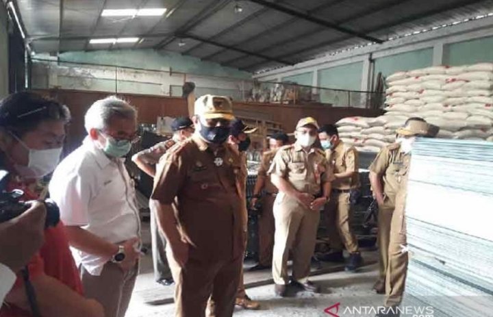 wagub-sulteng-tinjau-gudang-bulog-pastikan-stok-beras-aman-220802r-rev1.jpg