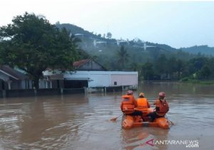 banjir-memaksa-sejumlah-warga-mengungsi-di-dua-desa-cianjur-220802v-rev1.jpg