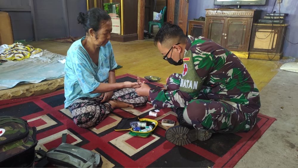 pertengahan-bulan-puasa-penuh-berkah-tni-lakukan-pengobatan-keliling-di-perbatasan-2208021-rev1.jpg