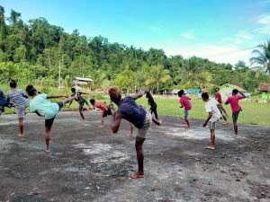 tni-ajarkan-beladiri-pencak-silat-kepada-masyarakat-di-papua-220802q-rev1.jpg