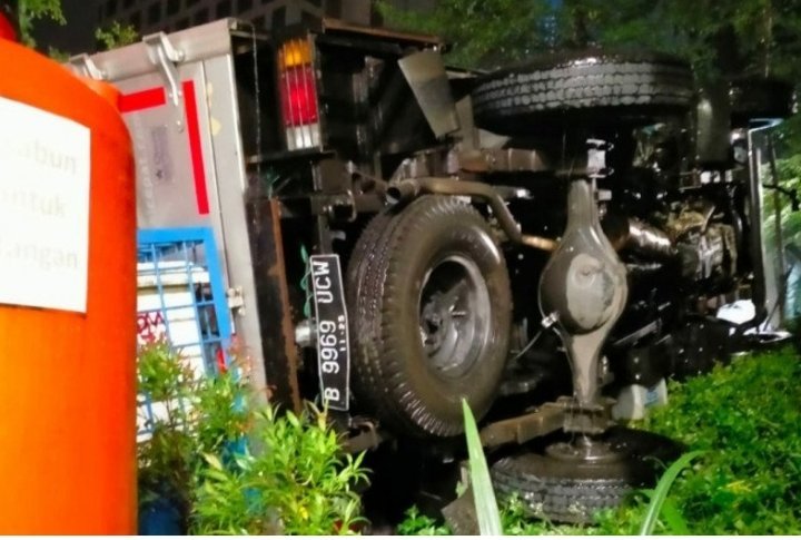 sebuah-truk-kecelakaan-di-dukuh-atas-2208023-rev1.jpg