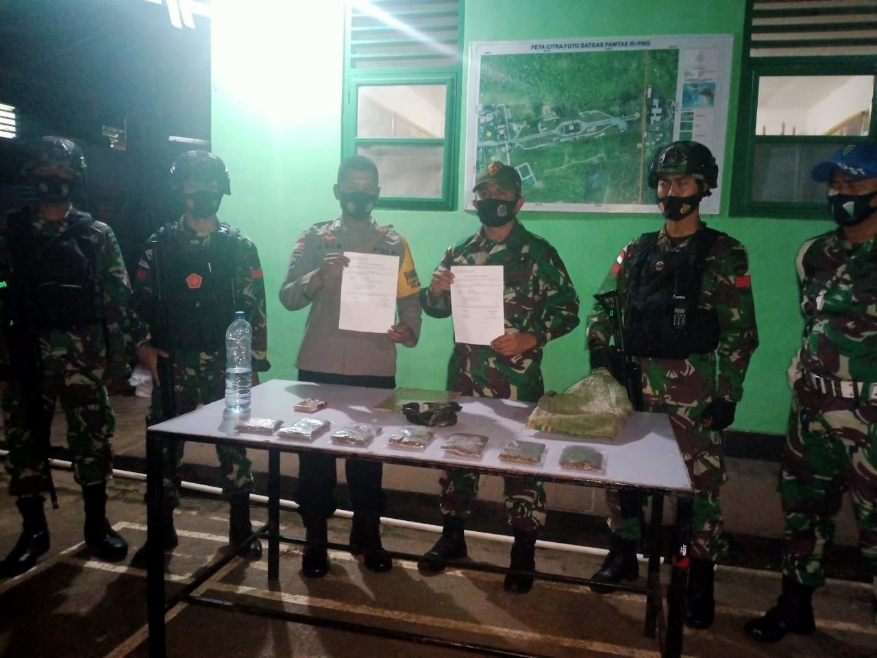 satgas-pamtas-ri-png-yonif-131braja-sakti-amankan-7-kantong-plastik-berisikan-ganja-2208027-rev1.jpg