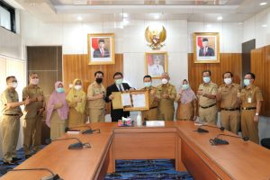 pj-sekda-serahkan-penghargaan-hasil-evaluasi-sakip-award-2020-220802n-rev1.jpg