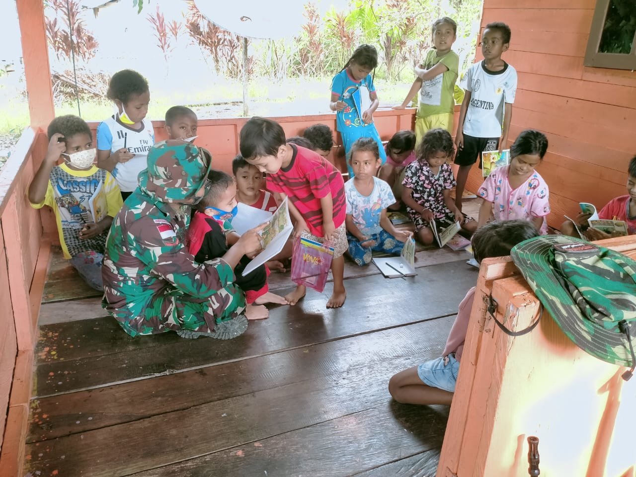 satgas-yonif-512-berbagi-ilmu-dengan-anak-anak-di-perbatasan-papua-220802y-rev1.jpg