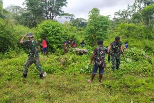 satgas-yonif-512-bersama-masyarakat-bersihkan-lingkungan-plts-yabanda-keerom-papua-220802m-rev1.jpg