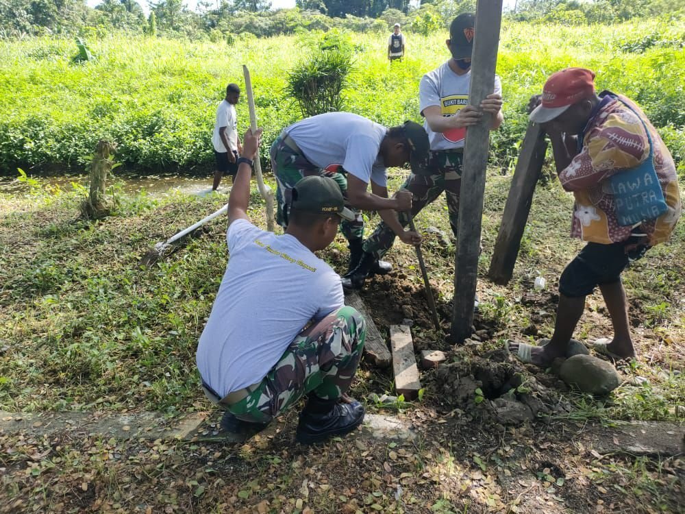 salurkan-hobi-warga-satgas-pamtas-ri-png-yonif-131braja-sakti-bangun-lapangan-voli-220802g-rev1.jpg