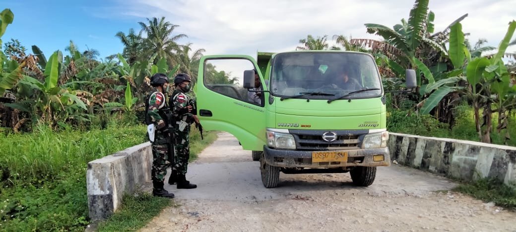 jaga-stabilitas-keamanan-satgas-yonif-512-lakukan-sweeping-di-jalan-poros-antar-distrik-perbatasan-papua-220802t-rev1.jpg