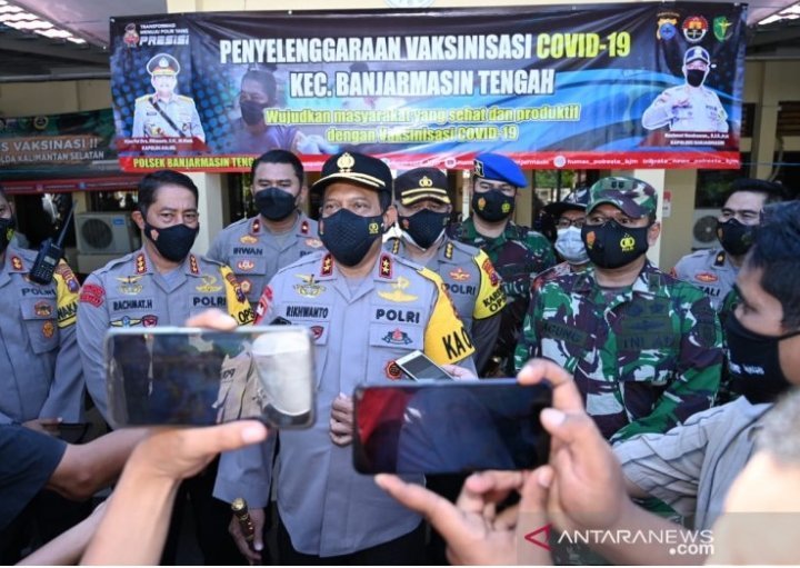 polda-kalsel-bantu-percepatan-vaksinasi-ke-masyarakat-220802e-rev1.jpg