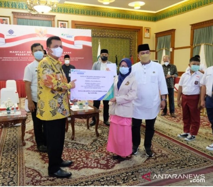 292-anak-sd-hingga-sma-di-kepri-terima-beasiswa-pendidikan-bpjamsostek-220802h-rev1.jpg
