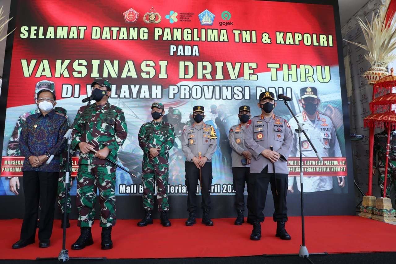 panglima-tni-bersama-kapolri-tinjau-gelaran-vaksinasi-di-bali-220802y-rev1.jpg