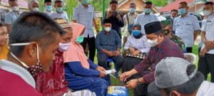 bupati-askolani-bersilahturahim-dengan-keluarga-korban-keganasan-buaya-di-desa-santan-sari-kecamatan-sembawa-220802m-rev1.jpg