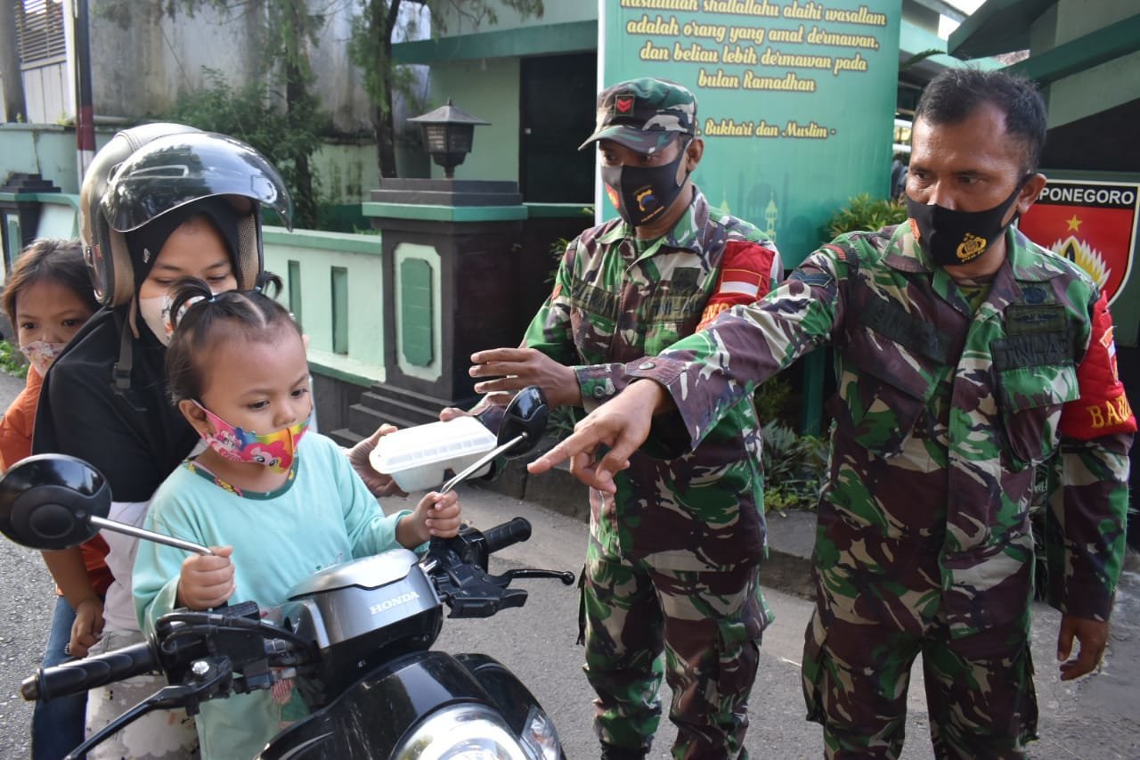 berkah-ramadhan-anggota-kodim-demak-bagikan-takjil-ke-masyarakat-220802s-rev1.jpg