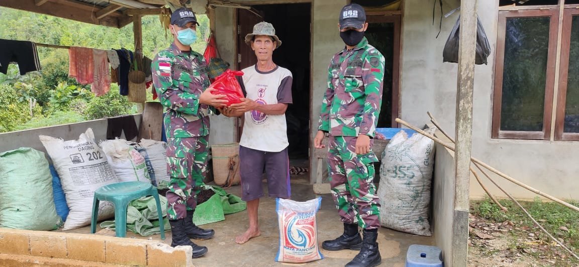 peduli-sesama-satgas-yonif-642kapuasbagikan-sembako-di-perbatasan-2208020-rev1.jpg