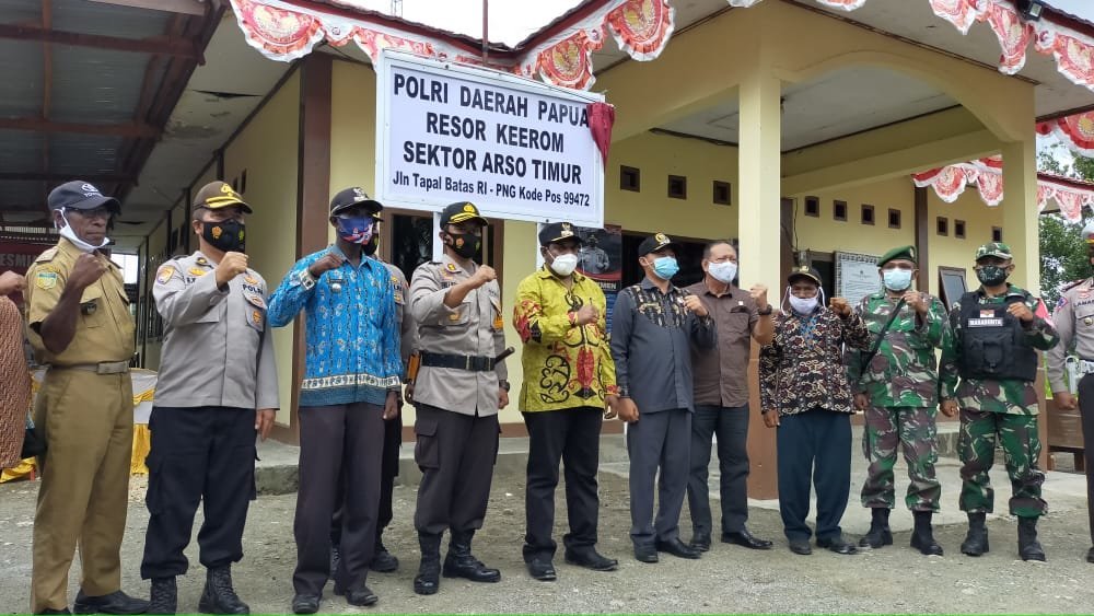 satgas-yonif-512-turut-serta-peresmian-polsek-arso-timur-polres-keerom-papua-220802e-rev1.jpg