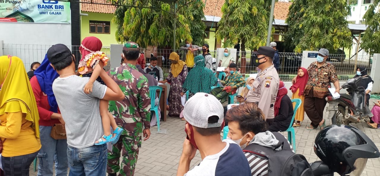 babinsa-koramil-07gajah-dampingi-penyaluran-blt-bpum-kepada-50-pelaku-usaha-mikro-di-kecamatan-gajah-220802f-rev1.jpg