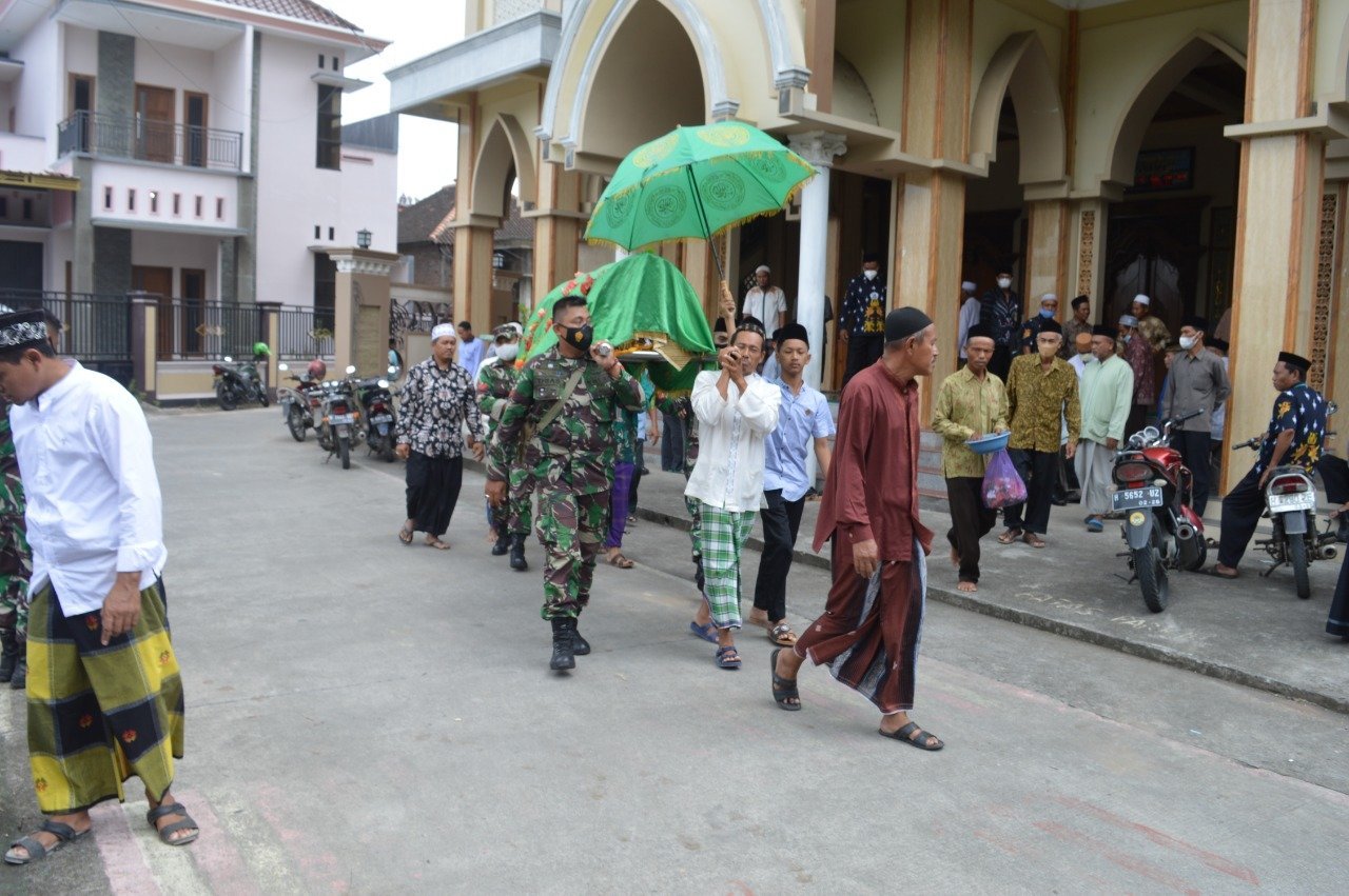 turut-berduka-dandim-0716demak-hadiri-prosesi-pemakaman-orangtua-salah-satu-anggota-220802d-rev1.jpg