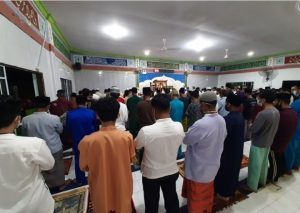 warga-tanjungpinang-antusias-dengan-salat-tarawih-pertama-di-masjid-220802n-rev1.jpg