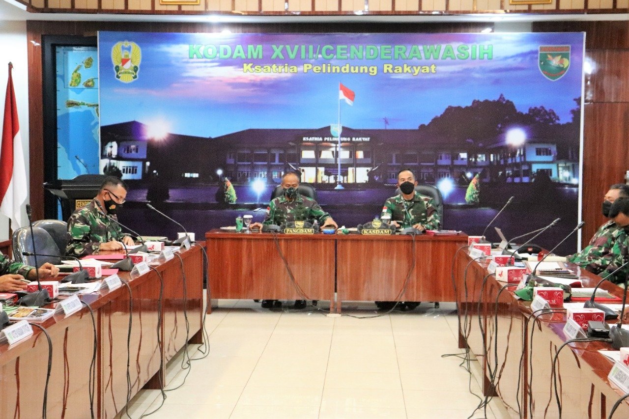 sukseskan-pon-papua-xx-2021-pangdam-xviicenderawasih-gelar-rapat-bersama-pejabat-kodam-2208021-rev1.jpg