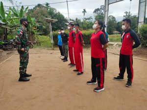 tingkatkan-kemampuan-baris-berbaris-satgas-pamtas-yonif-642-latih-pbb-anggota-paskibraka-desa-siding-220802m-rev1.jpg