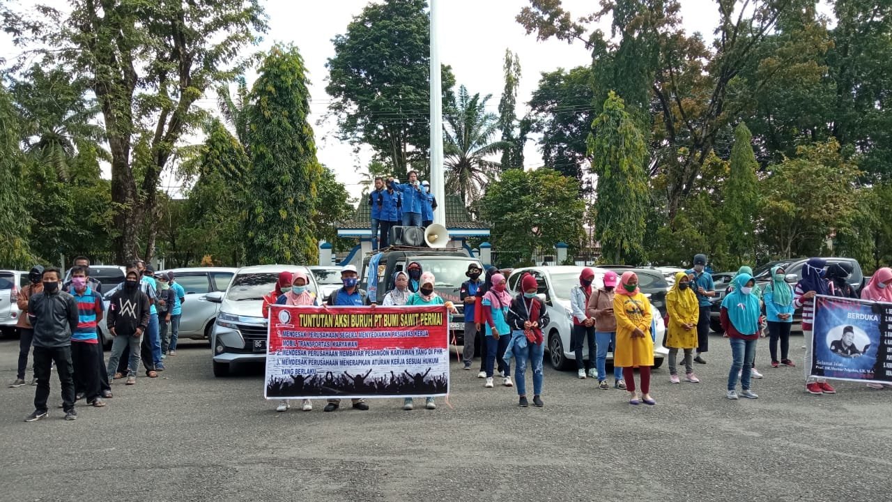 ratusan-buruh-pt-bsp-datangi-pemkab-lahat-220802c-rev1.jpg